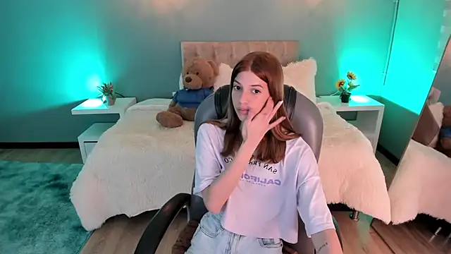 Nora Vennucci online show from October 7, 2025, 7:00 pm