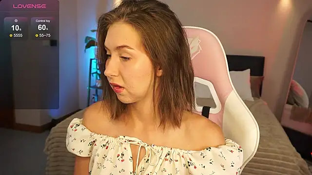 Snapshot of LinaSiren chatting on December 19, 2024, 3:18 am LinaSiren online show from December 19, 2024, 3:18 am