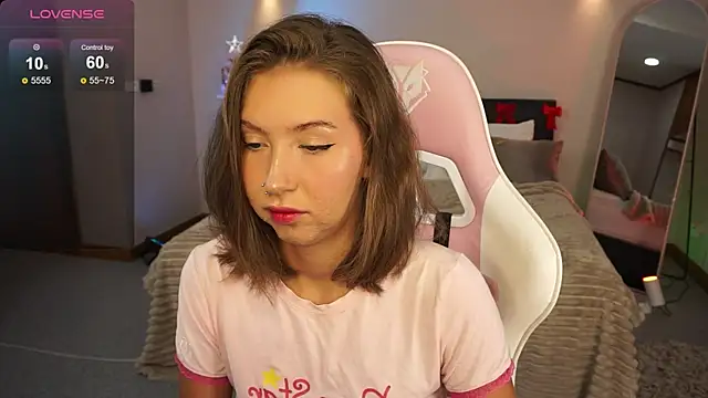 Snapshot of LinaSiren chatting on December 27, 2024, 6:46 am LinaSiren online show from December 27, 2024, 6:46 am