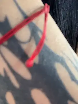 Amy Kiitty  online show from April 16, 2026, 1:23 pm