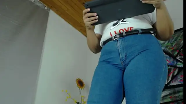 Snapshot of Iivana_19 chatting on February 20, 2025, 4:03 pm Iivana 19 online show from February 20, 2025, 4:03 pm