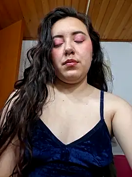 Emi chik online show from April 8, 2026, 11:21 am