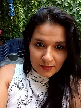 Snapshot of elena_jonees chatting on May 6, 2026, 8:25 pm elena jonees online show from May 6, 2026, 8:25 pm