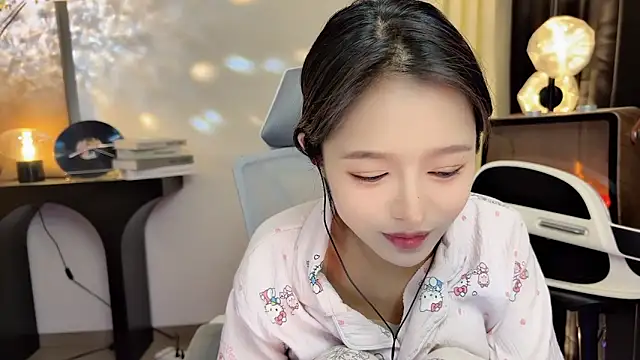 xiaodaibabyy online show from February 19, 2025, 4:33 pm