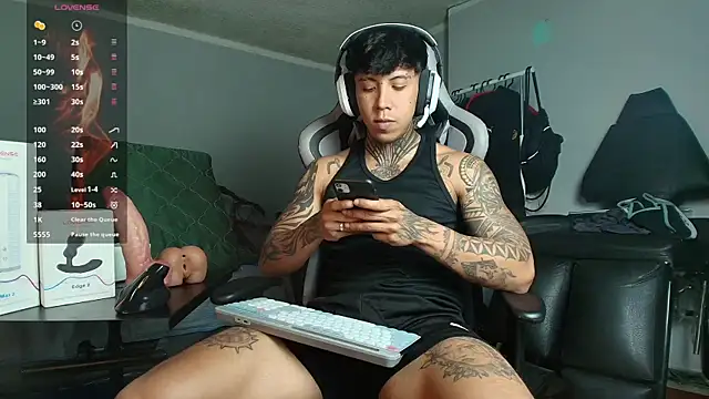 Nickhot0609 online show from September 22, 2025, 11:40 pm