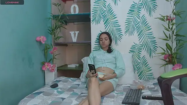 Mia-kalinfa online show from December 31, 2024, 1:30 pm