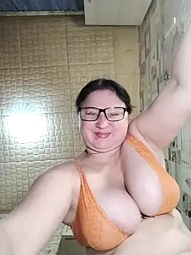 Snapshot of Holly-69 chatting on November 7, 2025, 8:20 pm Holly-69 online show from November 7, 2025, 8:20 pm