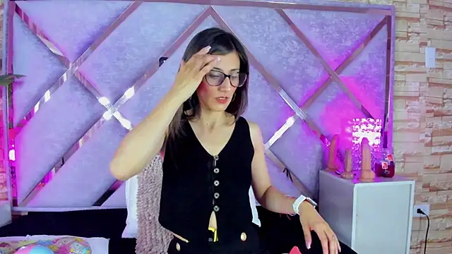  jade white  online show from November 19, 2025, 1:00 pm