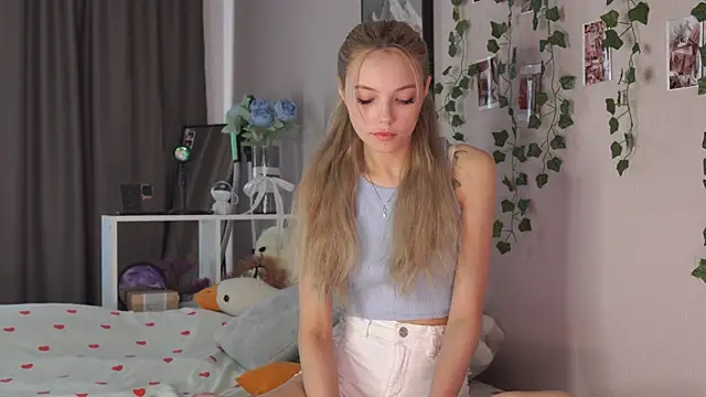 norakisses online show from April 17, 2026, 7:22 am