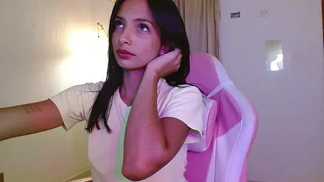 AnnitaSerna  online show from April 11, 2026, 3:44 am