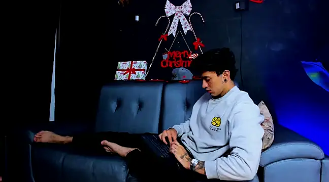 JUSTIN FULLER1 online show from December 10, 2024, 12:16 pm