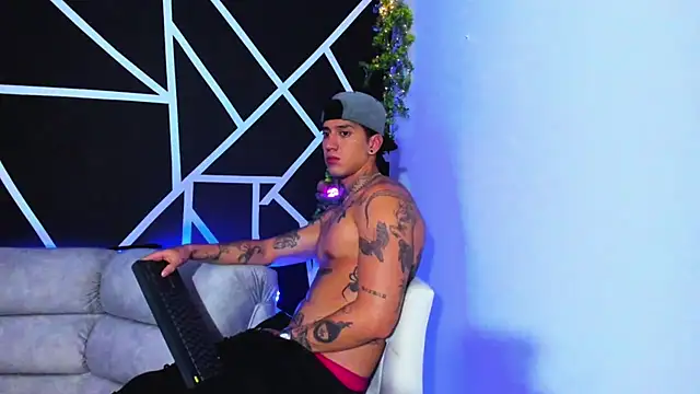 JUSTIN FULLER1 online show from February 2, 2025, 11:32 pm