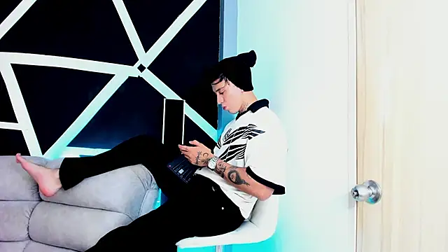 JUSTIN FULLER1 online show from September 11, 2025, 7:03 pm