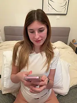 Snapshot of emma05 chatting on February 5, 2026, 8:24 pm emma05 online show from February 5, 2026, 8:24 pm