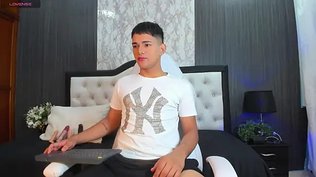 Snapshot of ander_deimond_ chatting on January 3, 2025, 1:14 pm ander deimond  online show from January 3, 2025, 1:14 pm