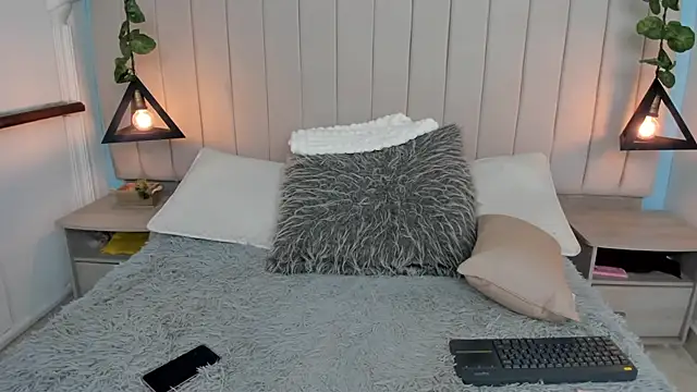 JulianaWaldo online show from March 13, 2025, 1:07 pm