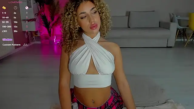 CurlyAnt0 online show from November 12, 2025, 7:42 am