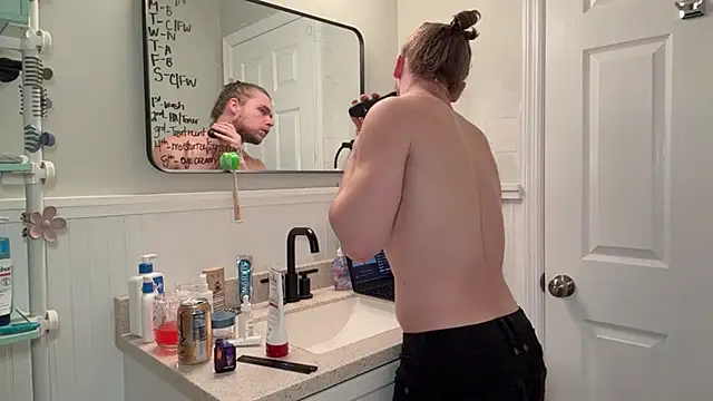 Snapshot of DaddydayDrinkzz chatting on December 31, 2024, 4:57 pm DaddydayDrinkzz online show from December 31, 2024, 4:57 pm