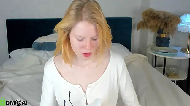 Esme Runn online show from April 28, 2026, 3:11 am