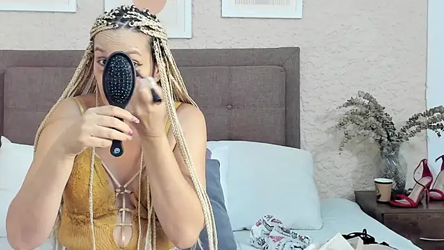 CarolinaGlamour online show from September 10, 2025, 2:33 am