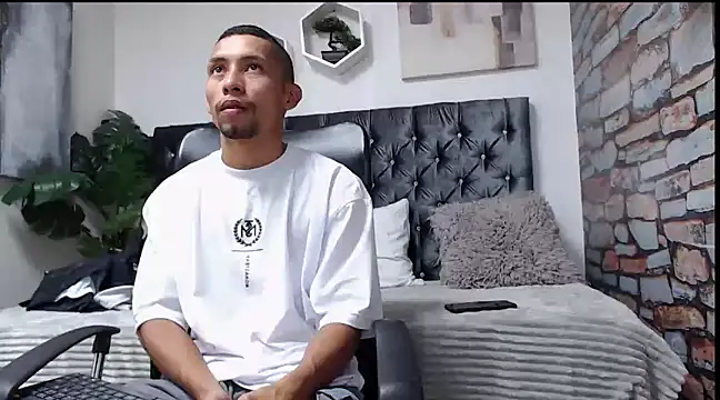 Snapshot of richar_voller chatting on December 20, 2024, 12:05 pm richar voller online show from December 20, 2024, 12:05 pm