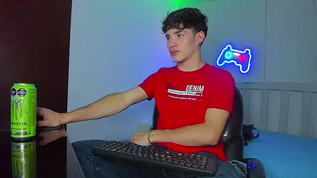 AlejooTwink online show from December 13, 2025, 10:48 pm