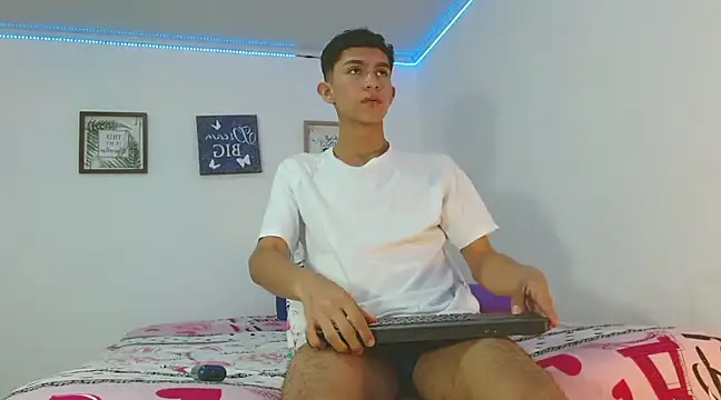 Noah tyler  online show from December 21, 2024, 9:25 pm