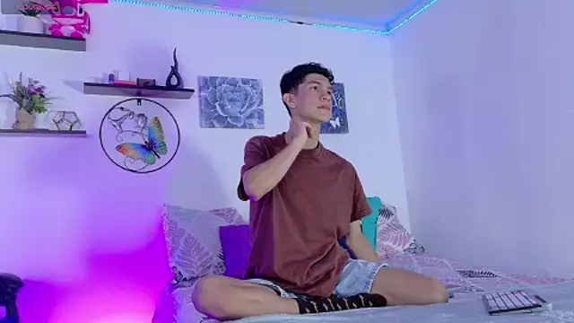 Noah tyler  online show from October 3, 2025, 10:29 pm