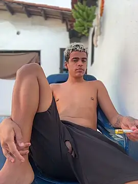 Snapshot of Leo_bunny_hot chatting on February 1, 2026, 8:18 pm Leo bunny hot online show from February 1, 2026, 8:18 pm