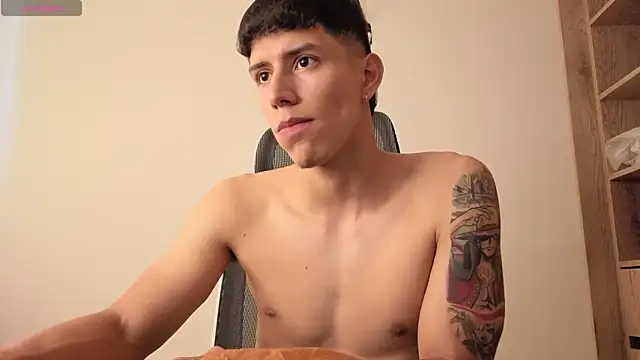 Cristopher23  online show from September 22, 2025, 4:09 pm