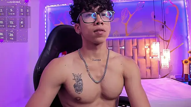 Snapshot of AkazaBoy_ chatting on March 14, 2025, 4:43 am AkazaBoy  online show from March 14, 2025, 4:43 am