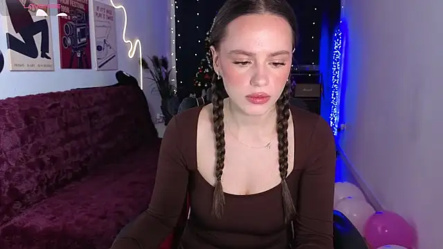 Emillias online show from December 19, 2025, 7:59 am