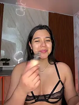 floriamANDjazmin online show from April 30, 2026, 7:09 pm