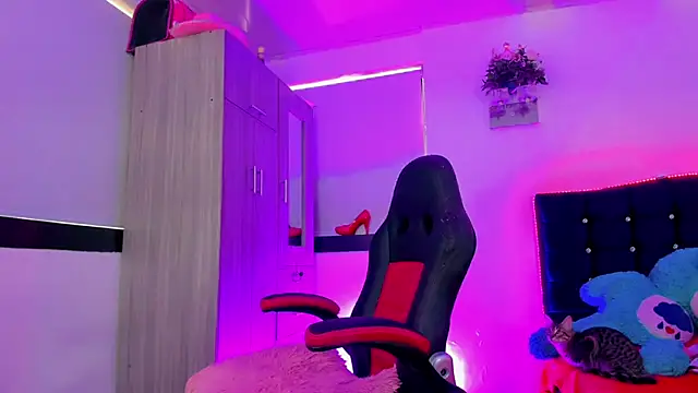 Hellen moons   online show from November 11, 2025, 7:14 pm