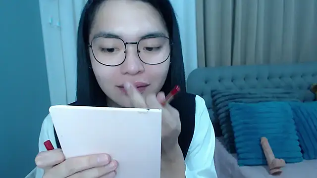 zhaviahale21 online show from October 29, 2025, 8:38 am