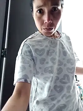 KimPielCanela online show from October 3, 2025, 4:26 pm