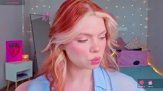 Snapshot of Red__Candy chatting on February 12, 2026, 1:28 pm Red Candy online show from February 12, 2026, 1:28 pm