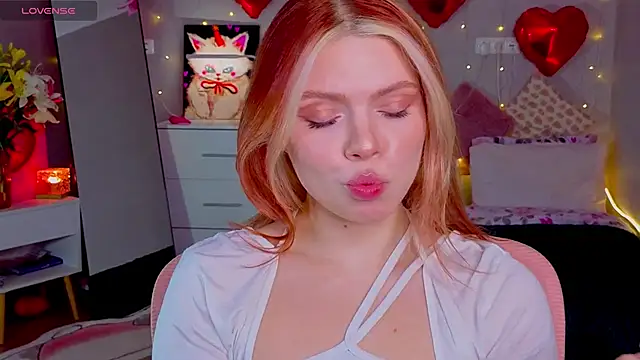 Snapshot of Red__Candy chatting on February 17, 2026, 3:29 pm Red Candy online show from February 17, 2026, 3:29 pm