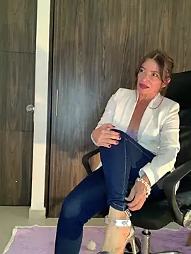 Liloo8923 online show from April 25, 2026, 2:03 am