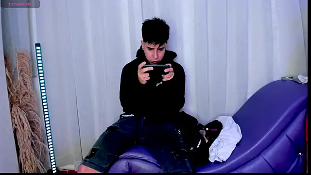 Yourslust  online show from November 20, 2025, 7:35 pm