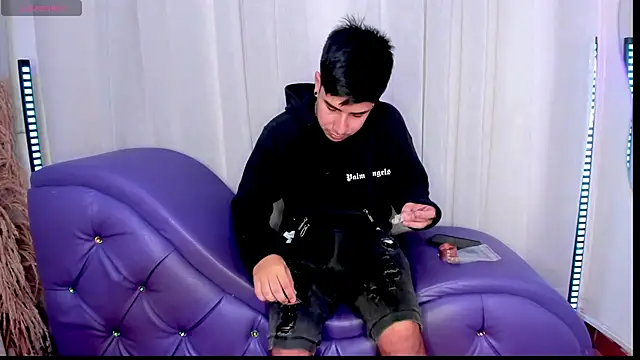 Yourslust  online show from November 23, 2025, 1:33 pm