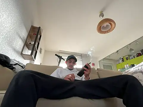 Rebeu313 online show from February 14, 2025, 2:33 pm