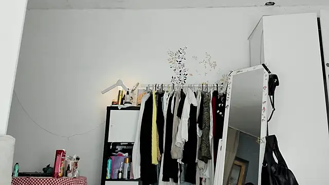 LisaIcon online show from December 17, 2025, 8:04 pm