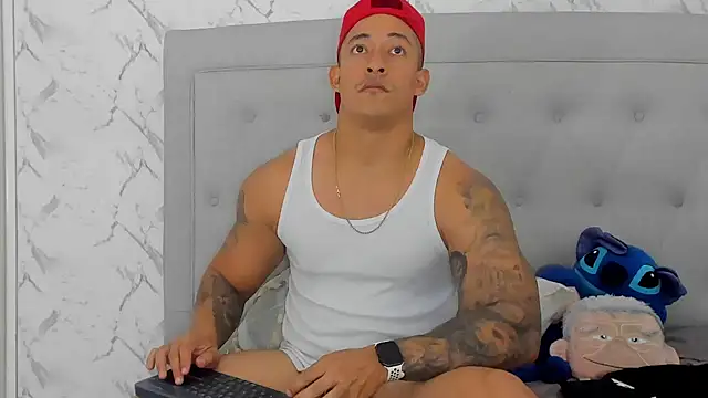 luigiferrara online show from December 14, 2025, 8:46 pm