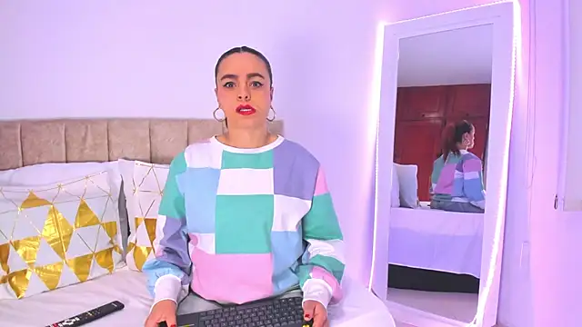 cristalwalker   online show from November 21, 2025, 11:31 am