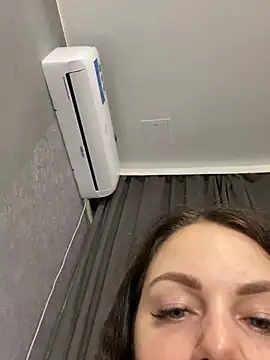 Lola Hale online show from February 8, 2026, 5:49 pm