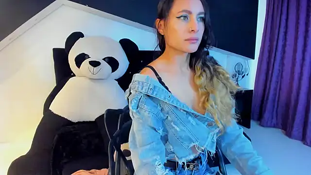 Coral Gibson online show from February 12, 2025, 12:44 pm