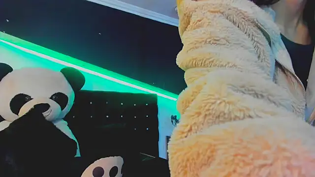 Coral Gibson online show from March 21, 2025, 12:17 pm