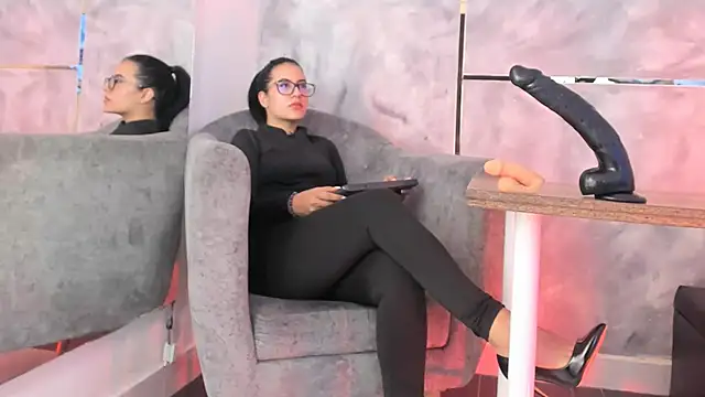 Ellaochoa online show from November 10, 2025, 11:31 am