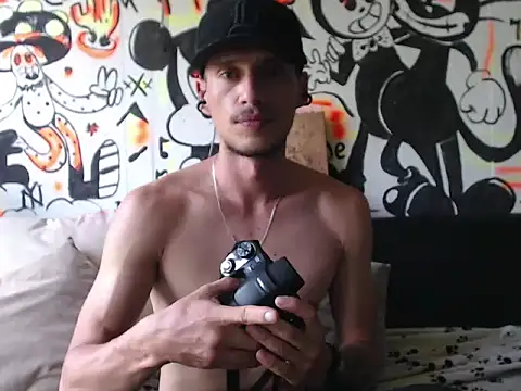 Snapshot of roystonee01 chatting on September 24, 2025, 5:16 pm roystonee01 online show from September 24, 2025, 5:16 pm